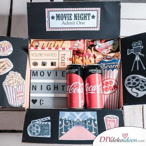 Filmeabend im Karton - Geschenkideen für die Schwester Movie Night Box, Kino Box, Movie Night Gift, Diy Gifts For Girlfriend, Gift Baskets For Him, Diy Anniversary Gift, Anniversaire Diy, Valentine's Day Gift Baskets, Fitness Dance