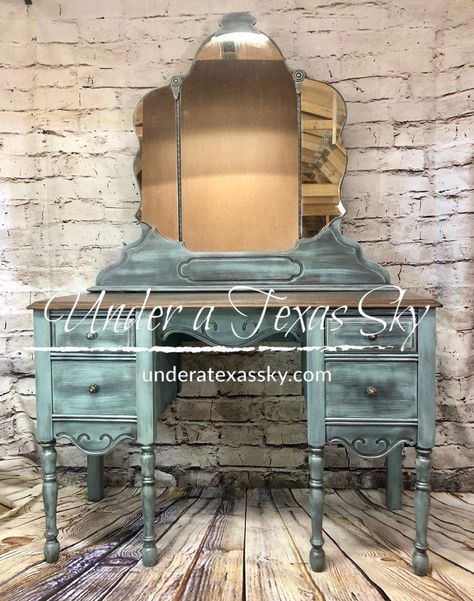 Painted Antique Vanity, Vanity Makeup Rooms, Vanity Furniture, Vanity Vintage, Painting Wooden Furniture, Vanity Makeover, White Furniture Living Room, Gilding Wax, Vintage Duck