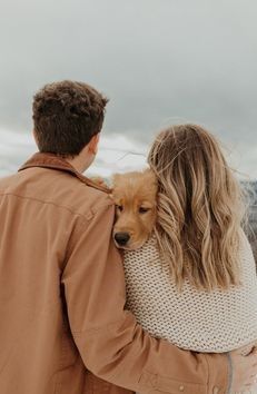 Golden Retriever Family Dog, Picture Idea With Dog, Family Pic With Dog Ideas, Dog Photos Ideas, Picture Ideas With Your Dog, Snowy Engagement Photos With Dog, Photoshoot With Golden Retriever, Engagement Photos Outfits With Dog, Pictures With Puppy Ideas