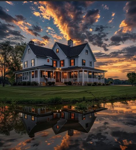 Big Farmhouse Aesthetic, Homestead House Aesthetic, Dream Country Home, Tennessee Farmhouse, Cottagecore Lifestyle, Ranch Houses, Hampshire House, Huge Houses, Texas Living