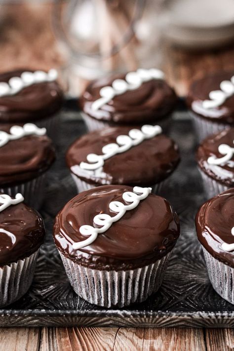 An easy recipe for high altitude tested homemade chocolate hostess cupcakes, with marshmallow filling, creamy chocolate ganache and curly icing. You'll love this nostalgic treat! Marshmallow Cream Filling, Chocolate Ganache Cupcakes, Marshmallow Filling, Cupcake Photography, Hostess Cupcakes, High Altitude Baking, Cupcake Decorating Tips, Marshmallow Cream, White Icing