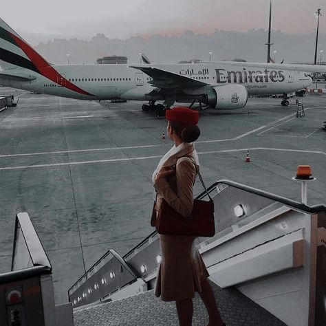 Aesthetic Flight Attendant Wallpaper, Vision Board Flight Attendant, Flight Attendant Life Aesthetic, Flight Attendant Aesthetic Pictures, Flight Attendant Life Pictures, Flight Attendant Hair, Emirates Airline Cabin Crew, Cabin Crew Jobs, Become A Flight Attendant