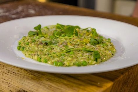 Ham and Pea Risotto | James Martin Chef Pea Puree Recipe, Ham Risotto, Pea Puree, James Martin Recipes, Pea Risotto, Orzo Dishes, Meal Inspiration, Ham Hock, Risotto Rice