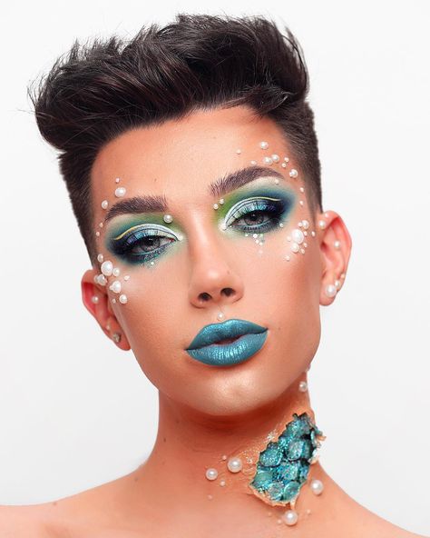 James Charles leaves other beauty vloggers in the dust with his inventive looks. Here are some of his best glam looks perfect for Halloween. Extreme Make-up, Mermaid Makeup Halloween, Fantasy Make-up, Halloween Make-up Looks, Make Up Designs, Drag Make-up, Makeup Wallpapers, Halloween Tutorial, Mermaid Halloween