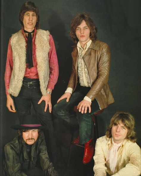 pink floyd, of course! on Instagram: “One of the first photos of the band without Syd 💔 May 1968 📷 by Ray Stevenson 🍄” Rockstar Outfits, Roger Waters David Gilmour, Music Widget, Pink Floyd Members, Ray Stevenson, Pink Floyd Poster, Pink Floyd Band, Pink Floyd Art, Syd Barrett