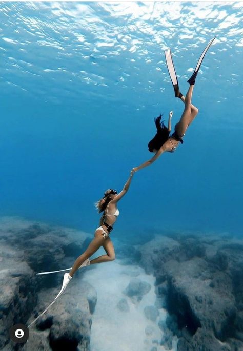 Skin Diving, Just Hold Me, Underwater Pictures, Deep Sea Diving, Under The Water, Under The Ocean, Free Diving, Underwater Photos, Mermaid Life