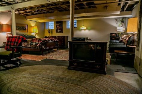 80s Basement, Stranger Things House, Suburban Bedroom, 80s Stranger Things, Witcher Season 2, 80s House, Basement Room, Retro Games Room, 80s Interior