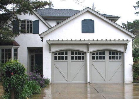 Grey Garage Doors, Garage Trellis, Officine In Garage, Triple Garage, Carriage House Garage Doors, Garage Door House, Carriage House Doors, Garage Door Paint, Carriage Garage Doors