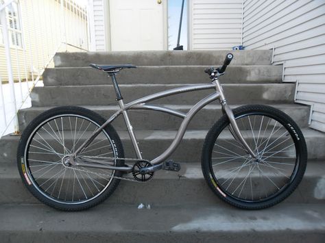 clunker vibe. Klunker Bike, Fat Tire Bicycle, Bmx Cruiser, Vintage Mountain Bike, Rat Rod Bike, Schwinn Bike, Beach Cruisers, Beach Cruiser Bikes, Cruiser Bicycle