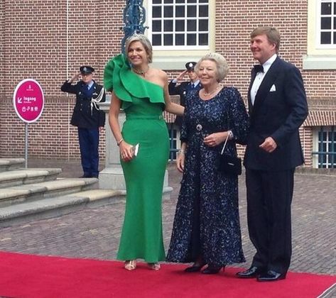 Diner tgv bezoek prins Albert van Monaco. Maxima in Lavin met smaragden parure Prins Albert, Dutch Queen, Queen Máxima Of The Netherlands, Charlotte Casiraghi, Prince Albert, Queen Maxima, Royal Fashion, Lanvin, Royals