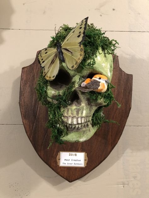 Halloween Trophy Ideas, Random Inventions, Mossy Skull, Moss Skull, Graveyard Garden, Halloween Ceramics, Haunted Garden, Halloween Trophies, Moss Decor