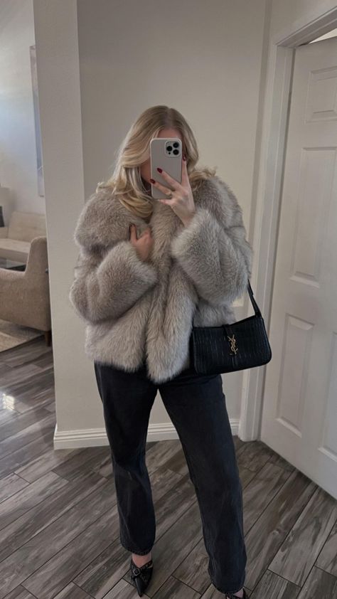 & it’s perfection @zara 🫶🏻… | Instagram Gray Fur Coat Outfit, How To Style Fur Coat, How To Style A Fur Coat, Outfits With Fur Coat, Zara Fur Coat Outfit, Winter Outfits Fur Coat, Zara Fur Coat, Fur Coat Outfit Dressy, Fur Coats Outfit