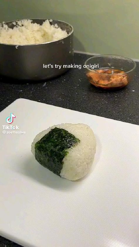 Infographic Aesthetic, Onigiri Recipe, Cibo Asiatico, Food Infographic, Pasti Sani, Tasty Recipes Videos, Eating Food, Makanan Diet, Sweet Snacks Recipes