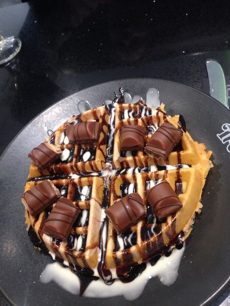 Waffle Decoration Ideas, Waffles Decorados, Waffle Food Truck, Waffles Ideas, Trending Summer Nails, Dessert Waffles, Wedding Mehndi, Food Babe, Master Decor