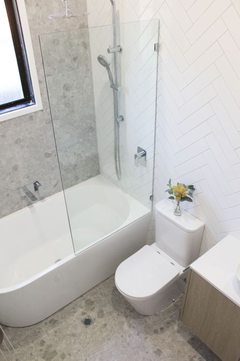 Shower Above Bath, Scandinavian Small Bathroom, Small Bathroom Farmhouse, Soaker Tub Shower Combo, Small Ensuite Bathroom Ideas, Freestanding Shower Bath, Small Bathroom With Tub, Freestanding Bath With Shower, Small Ensuite