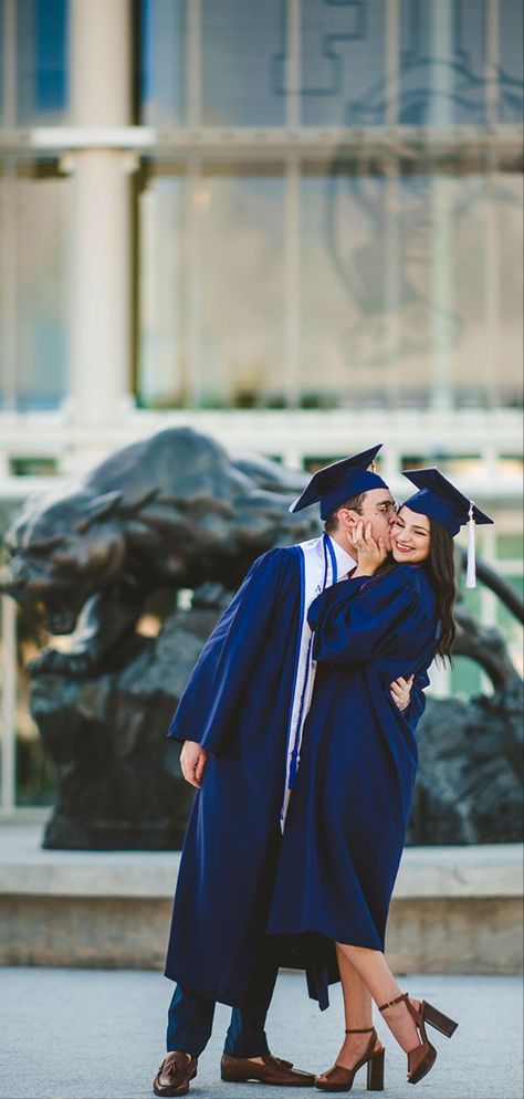 Graduation Pictures With Couples, Grad Pic Poses With Family, Graduation Pose For Couples, Graduation Day Photoshoot, Convocation Couple Photography, Cap And Gown Photos Couple, Couple Poses For Graduation, Nsu Graduation Pictures, Grad Pic Couple