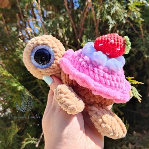 Crochet Turtle Pattern- Cupcake Turtle- Crochet Birthday Turtle- PDF pattern Birthday Gnomes, Crochet Birthday, Small Crochet Gifts, Crochet Turtle Pattern, Disney Crochet, Turtle Crochet, Sewing Easy, Crochet Deer, Turtle Plush