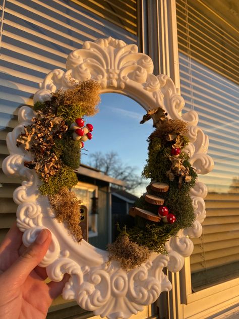 Mushroom Mirror Diy, Mirror Cottagecore, Whimsical Mirror Frames, Fairy Core Mirror, Moss Fairy Mirror Diy, Woodland Mirror, Moss Mirror, Fairycore Mirror Diy, Moss Mirror With Crystals