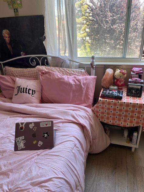 pink| sanrio| juicy couture| twilight| cds | stickers Juicy Couture Bedroom Comforter Sets, Juicy Couture Room Ideas, Juicy Couture Bedroom Ideas, 2000s Bedding, Juicy Couture Room Decor, Juicy Couture Blanket, Bed Spreads Aesthetic, Juicy Couture Bedroom, Juicy Couture Room