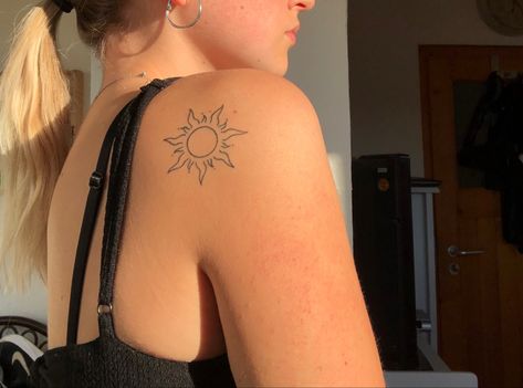 Sun Tattoo On Back Of Shoulder, Sun Tattoo On Collar Bone, Sun Tattoo Back Shoulder, Tattoos Of The Sun, Collarbone Sun Tattoo, Soul Full Of Sunshine Tattoo, Sun Tattoo No Face, Sun On Back Tattoo, Sun Tramp Stamp Tattoos