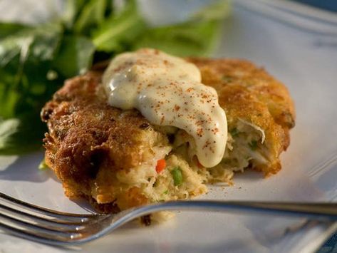 Paula Deen Crab Cakes, Crab Cake Recipes, Resipi Kek, Crab Cake Recipe, Paula Deen Recipes, Crab Cake, Seafood Appetizers, Crab Recipes, Tartar Sauce