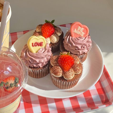 Aesthetic Desserts, Valentines Baking, Aesthetic Foods, Valentine Desserts, Cute Baking, Cupcake Designs, Cute Desserts, Food Decoration, Cute Cakes