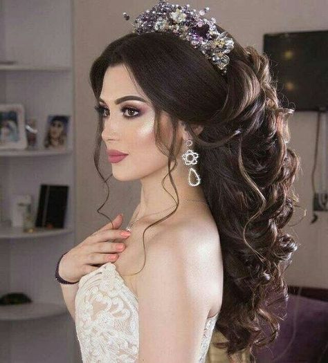 Wedding Hairstyles Medium Length, Hairdo Wedding, Quinceanera Hairstyles, Wedding Day Makeup, Quince Hairstyles, Wedding Makeup Looks, Wedding Hair Inspiration, A Wedding Dress, Wedding Hairstyles For Long Hair