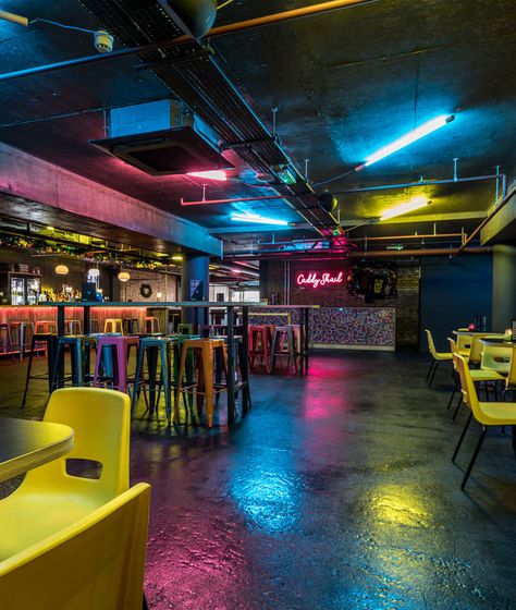 eu acho q a gnt devia brincar com o jogo de luzes e cores na hamburgueria (já deu pra entender pq salvei isso) Party Lounge Ideas, Junkyard Golf, Golf Pics, Arcade Bar, Hr Manager, Crazy Golf, Nightclub Design, Pub Design, Bar Interior Design