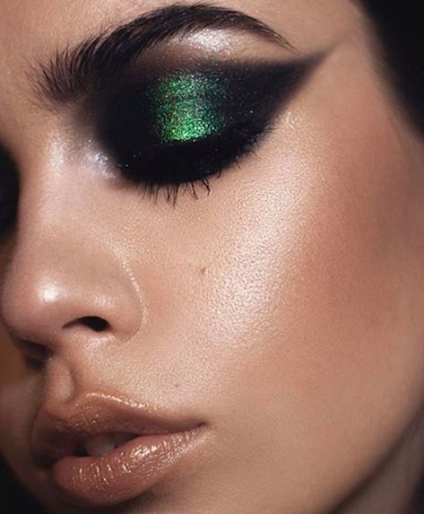 Emerald Green Makeup Green Eyeshadow Look, Rainbow Eye Makeup, Sunset Makeup, Black Eye Makeup, Green Smokey Eye, Red Eye Makeup, Linda Hallberg, Formal Makeup, Green Makeup