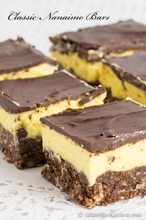 Nanaimo Bar, Nanaimo Bar Recipe, Canadian Dessert, Dessert Squares, Nanaimo Bars, Custard Cake, Canadian Food, Oreo Dessert, Dessert Bar