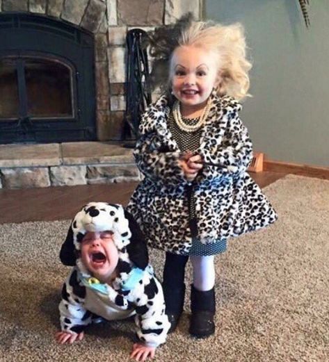 Costumes For Sisters, Halloween Costumes For Sisters, Sister Halloween Costumes, Sibling Halloween Costumes, Baby Kostüm, Cruella Deville, Fantasias Halloween, 웃긴 사진, Cute Halloween Costumes