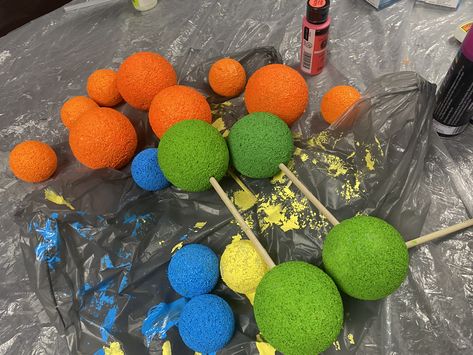 Diy molecule models. Foam balls, glow in the dark paint, wooden sticks Science Vbs, Molecule Model, Lab Science, Glow In The Dark Paint, Dark Paint, Science Lab, In The Dark, Glow In The Dark, Lab