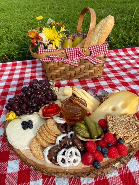 Cute Picnics, Picnic Basket Ideas, Valentines Picnic, Vegetarian Picnic, Picnic Basket Food, Picnic Tray, Fancy Picnic, Romantic Beach Picnic, Strawberry Picnic