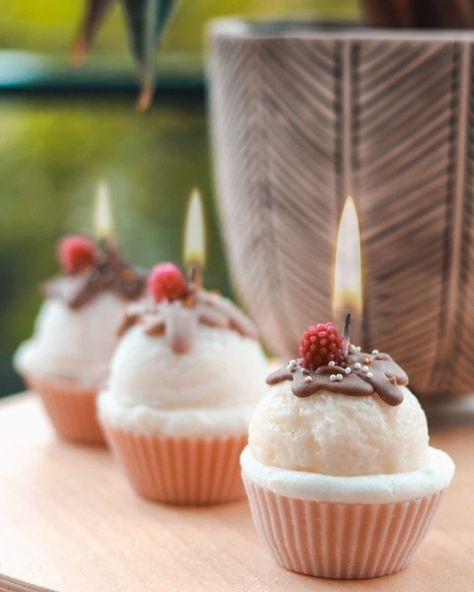 Handmade Candles Ideas, Candles Inspiration, Muffin Candle, Diy Food Candles, Candy Candles, Lilin Aroma, Fancy Candles, Candy Candle, Dessert Candle