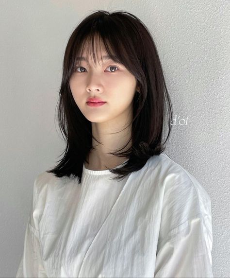 Wispy Bangs Short Hair Asian, Korean Round Face Haircut, Medium Length Haircut For Round Faces Trending Hairstyles, Wispy Bangs Short Hair Round Faces, Asian Round Face Hairstyles, 2023 Bangs, Oval Face Haircuts Short, Wispy Bangs Round Face, Rachel Vennya