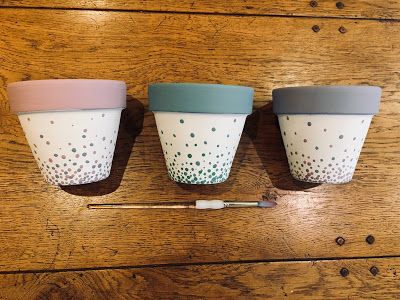 Simple but cute plant pot upcycle Plant Pot Upcycle, Plant Pot Painting Ideas Easy Diy, University Halls, Painted Ceramic Planter, Green Flower Pots, Plant Pot Design, Diy Pottery Painting, Painted Plant Pots, Plastic Plant Pots