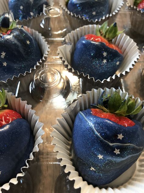 Space inspired theme for chocolate covered strawberries. Space Themed Sweets, Space Chocolate Covered Strawberries, Night Sky Party Decorations, Galaxy Chocolate Covered Strawberries, Moon Themed Desserts, Galaxy Strawberries, Space Theme Desserts, Starry Night Grad Theme, Acotar Party Food