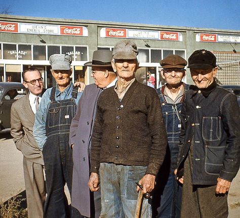 Harold Lloyd at left in front of Burchard's General Store, once known as Dingwell General Store, Burchard, Nebraska Americana Fashion Men, 50s Clothing, Tatoo Styles, Harold Lloyd, Buster Keaton, Disco Fashion, Workwear Style, Denim Workwear, Classic Americana