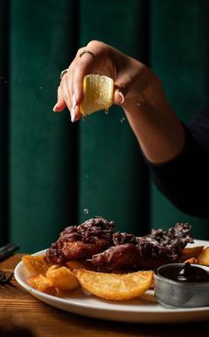 #foodie, #recipes, #cooking, #food inspiration Grill Photography Food Styling, Lifestyle Food Photography Restaurant, Restaurant Photoshoot Ideas Food, Pub Food Photography, Creative Restaurant Photography, Bar Flash Photography, Steak Photography Food Styling, Food Flash Photography, Steakhouse Photography