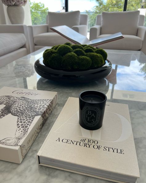 Coffee Table Decor Luxury, Coffee Table Decor Contemporary, Cartier Coffee Table Book, Trendy Coffee Table Decor, Cool Coffee Table Decor, Black Coffee Table Books, Books For Table Decor, Architectural Digest Book, Table Coffee Decor Ideas