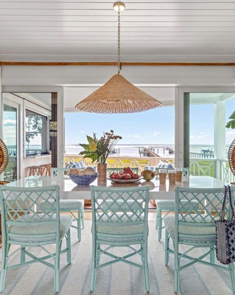 Coastal Living | HOUSE TOUR! In South Carolina's beachy town of Mount Pleasant, designer @emilypainterinteriors infused a tropics-inspired family home with... | Instagram Palm Beach Dining Room, Coastal Dining Rooms, Beachy Dining Room, Florida Home Decorating, Farmer Style, Vintage Renovation, Beach Dining Room, Key West Style, Coastal Dining Room