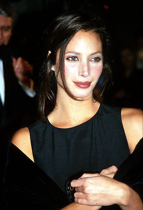 Christy Turlington 90s Makeup, Christie Turlington Style, Chrissy Turlington, Christy Turlington Style, Christie Turlington, Christy Turlington 90s, 90s Street Style, Unorganized Idea, 90s Makeup