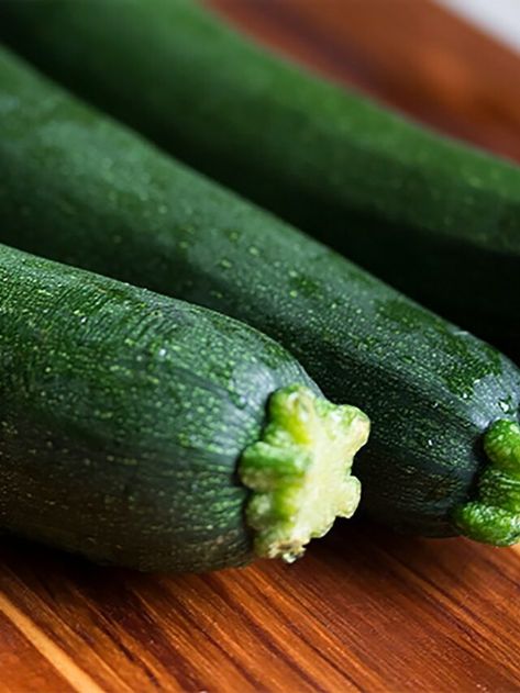 How to Freeze Zucchini the Right Way - Running to the Kitchen® Zucchini Pommes, Zoodle Casserole, Courgette Pasta, Zucchini Crisps, Freezing Zucchini, Growing Zucchini, Zero Calorie Foods, Squash Seeds, Zucchini Chips