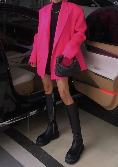 Black And Hot Pink Outfits, Colourful Business Outfit, Pink Black Outfit, Black And Pink Outfit, Pink Blazer Outfit, Mode Zara, Blazer Outfit, Pink Coat, Mode Ootd