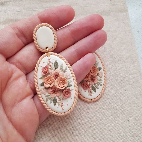 Bronte LVH Art & Design on Instagram: “Peachy beige custom pair on it's way to a lovely client! Completely obsessed! Colour choice was excellent 👌😍😍 #polymerclay…” Polymer Clay Floral Earrings, Clay Jewellery Handmade, Polymer Clay Painting, Polymer Clay Embroidery, Diy Earrings Easy, Flower Resin Jewelry, Polymer Clay Flower Jewelry, Diy Earrings Polymer Clay, Polymer Clay Jewelry Tutorials