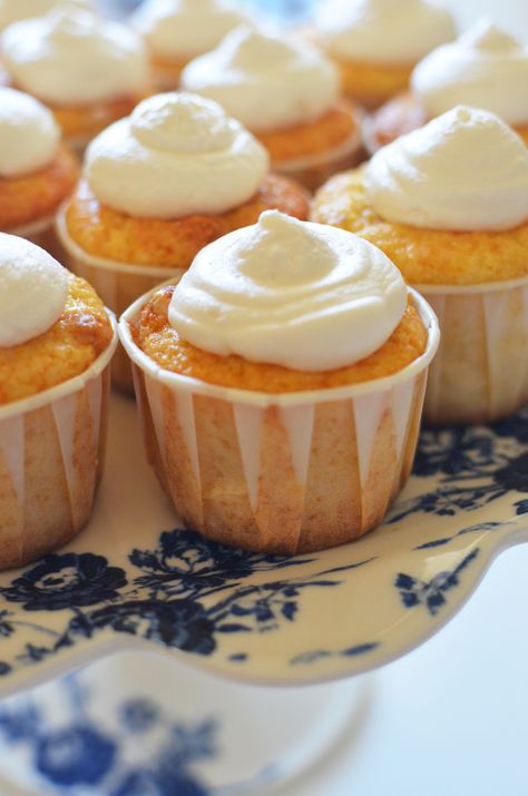 tiny+cornbread+cupcakes with honey whipped cream Cornbread Cupcakes, Chili Party, Chili Cookoff, Chili Cook Off, Cook Off, No Bake Desserts, Cornbread, Whipped Cream, Good Eats