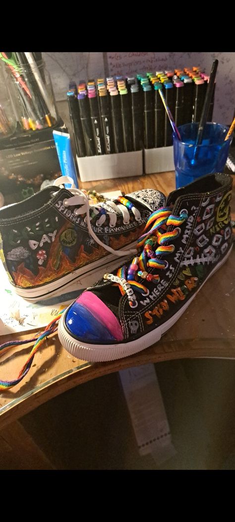 Diy Converse Shoes Paint High Tops, Shoe Decorations Diy Converse, How To Decorate Shoes, How To Customize Converse, Alt Shoes Drawing, Shoe Decoration Ideas, Punk Craft Ideas, Converse Shoe Ideas, Shoe Diy Ideas