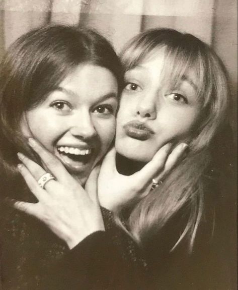 the best friendship!!!! | daisy calloway meadows and willow hale abbey Photo Booth Poses, Photobooth Pictures, Fun Memories, 사진 촬영 포즈, Lights Camera Action, I'm With The Band, Friend Photoshoot, Teenage Dream, Cute Friends