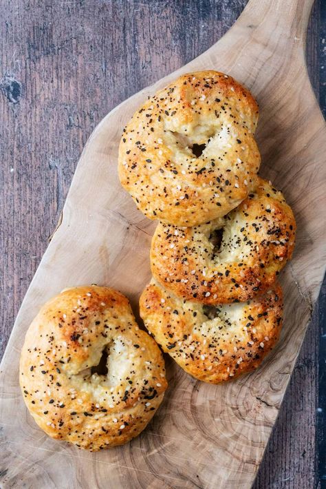 These high protein Cottage Cheese Bagels are made with just 3 ingredients, and the option of added seasoning. 11g of protein per bagel and just 182 calories each. If you are looking to add more protein to your diet, then these protein bagels are the way to go. So easy to make and ready in just 30 minutes. Cottage Cheese Bagels, Toast And Eggs, Protein Bagels, Pumpkin Bagels, Homemade Cottage Cheese, Low Calorie Baking, Protein Cottage Cheese, Cottage Cheese Recipes Healthy, Healthy Egg Recipes