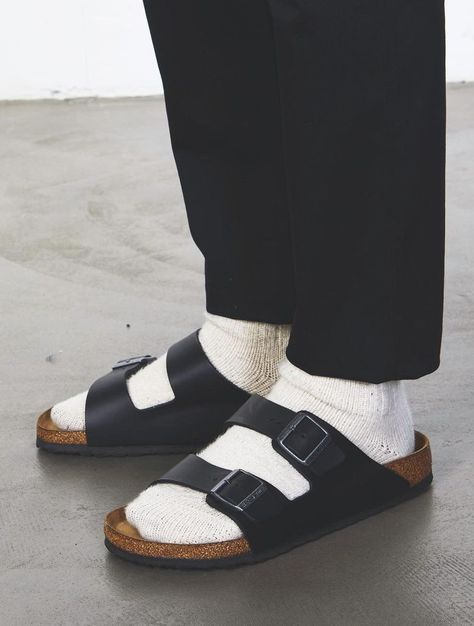 Birkenstock Outfit Men Socks, Birkenstock Sandals Men Outfit, Birkenstock Man Outfit, Guy Shoes Aesthetic, Black Birkenstock Outfit Men, Birkenstock Socks Outfit, Birkenstock Arizona Outfit Men, Birkenstock Arizona Outfit, Birkenstock Outfit Men